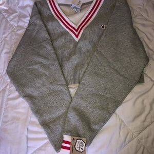 Cropped champion v neck sweater/Crewneck